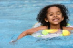 3133049-child-swimming