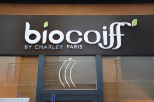 BIOCOIFF_-_SALON_RUE_DES_CISEAUX_ENSEIGNE.JPG