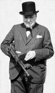 17_se_montrer_Churchill_avec_tommy_gun_1940