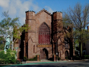 Salem_Witch_Museum_with_Roger_Conant_Statue_-_Salem