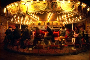 Le_manege_de_velocipedes_de_1897_en_fonctionnement_Credit_Pavillons_de_Bercy