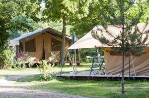 Camping_Indigo_Paris_-_tente_Toile__Bois__-_-Camping_Indigo_-_R.Etienne