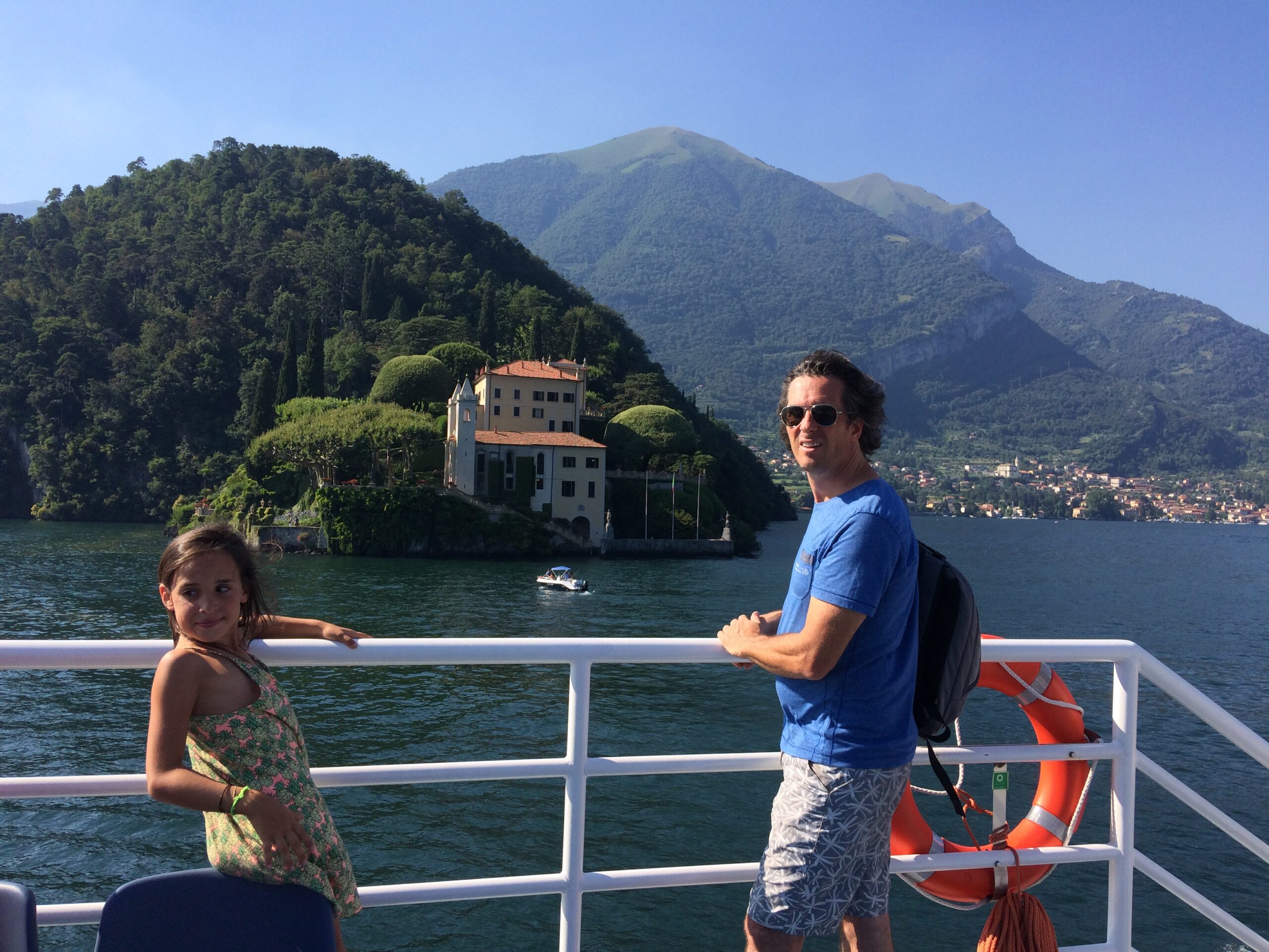 Vue sur des habitations isolées du lac de Côme en Italie