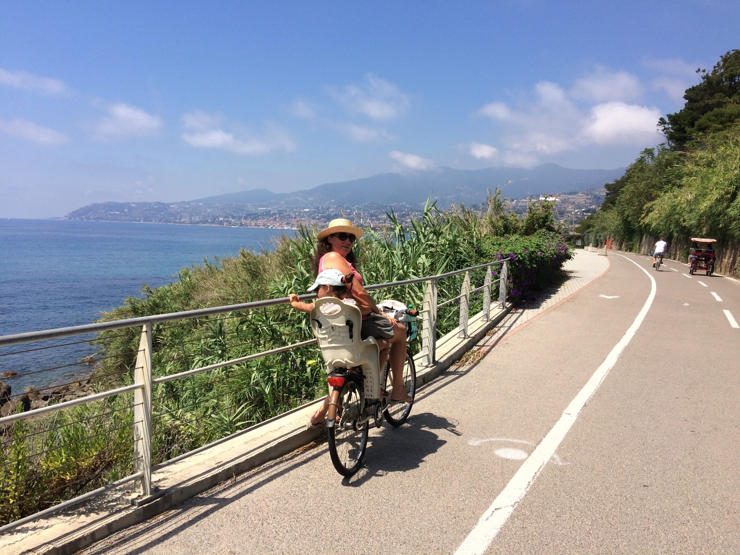 Piste cyclable le long de la mer à San Remo, italie