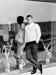 Steve_McQueen_et_sa_premiere_femme_Neile_chez_eux_1963_-_Copyrights_Rue_des_Archives