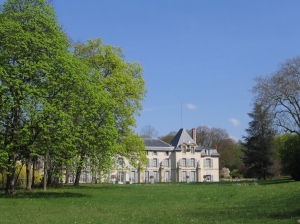 15_Vue_du_chateau_de_Malmaison_depuis_la_prairiedroits_reserves_2