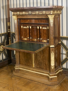 1_Secretaire_a_abattant_de_MansionC_RMN-Grand_Palais_musee_des_chateaux_de_Malmaison_et_de_Bois-Preau_-_Gerard_Blot