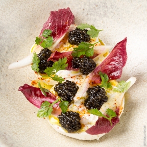 Buratta_salade_dendives_et_Caviar_dAquitaine