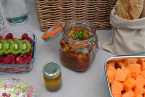 Detail-salade-de-tomates-poivrons-et-citrons-confits