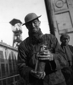 Mineur_a_la_lampe_-_Lens_1945__Robert_Doisneau