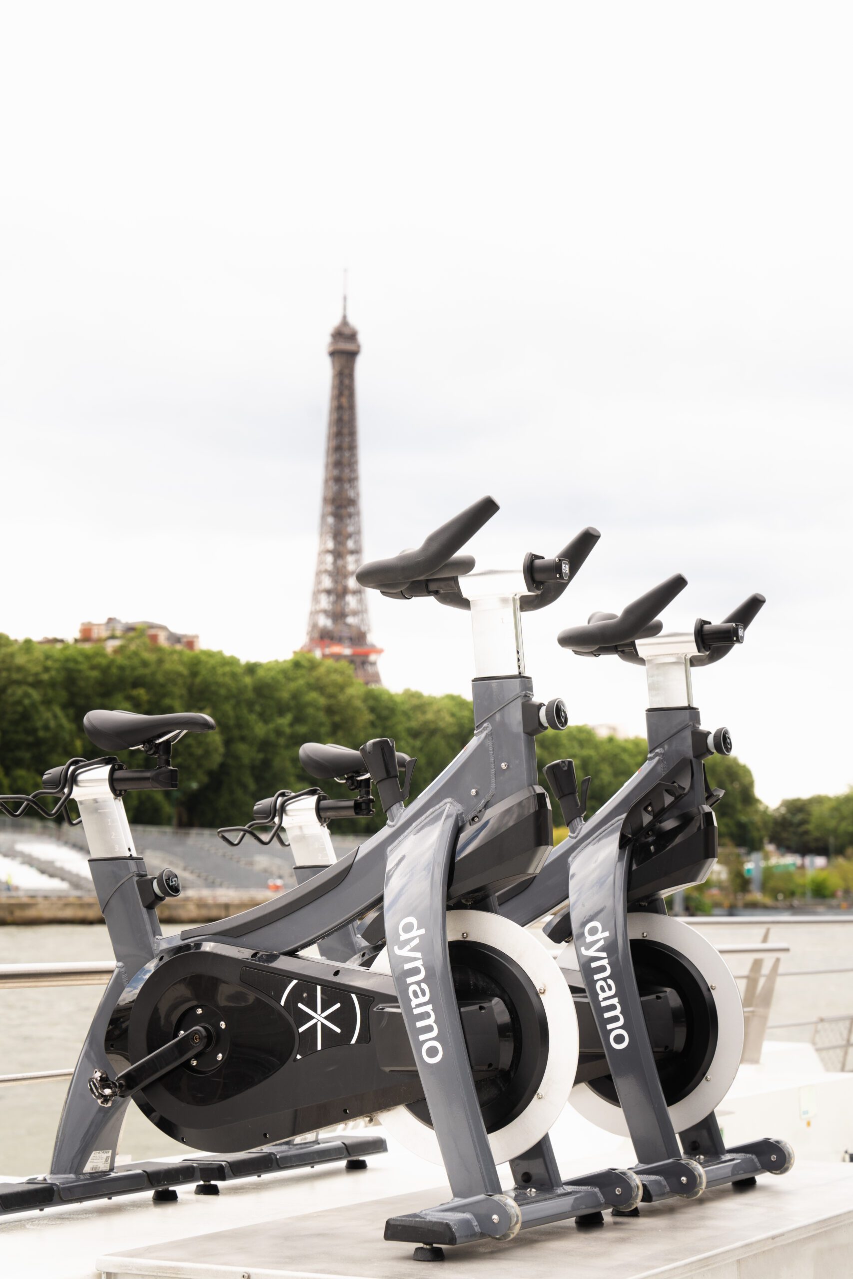 Vélos d'appartement pour des séances de sports sur la seine avec le Monday Sports Club