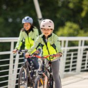 Enfant sur un vélo averc la Veste Detectable Light de Urban Circus