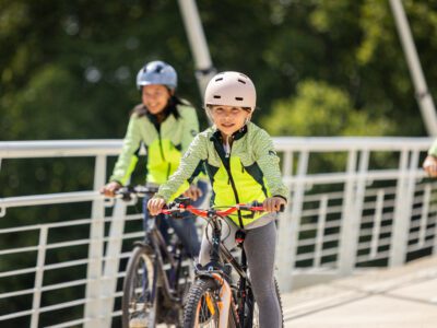 Enfant sur un vélo averc la Veste Detectable Light de Urban Circus