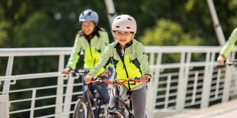 Enfant sur un vélo averc la Veste Detectable Light de Urban Circus