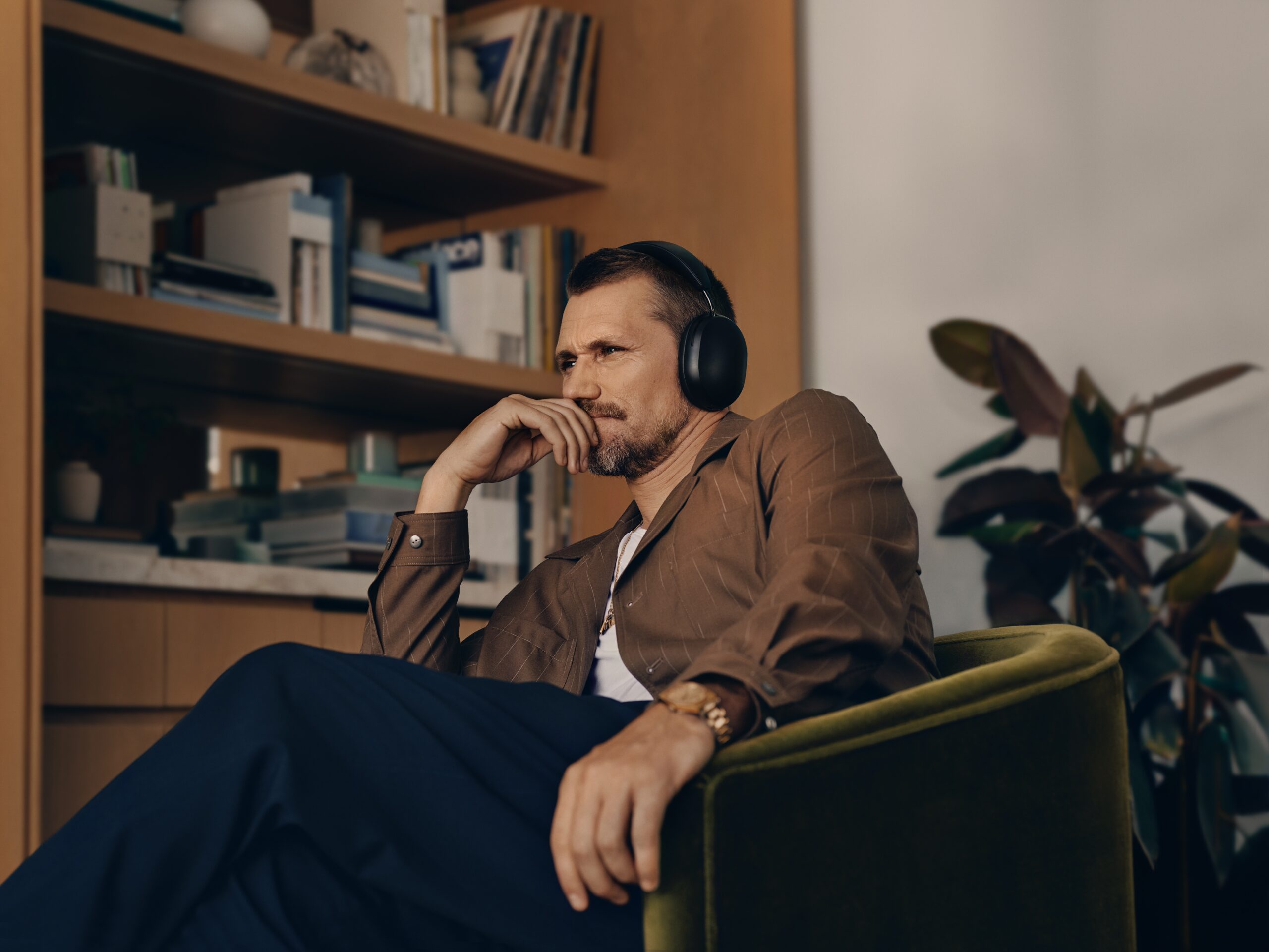 Homme dans un siège avec le casque audio