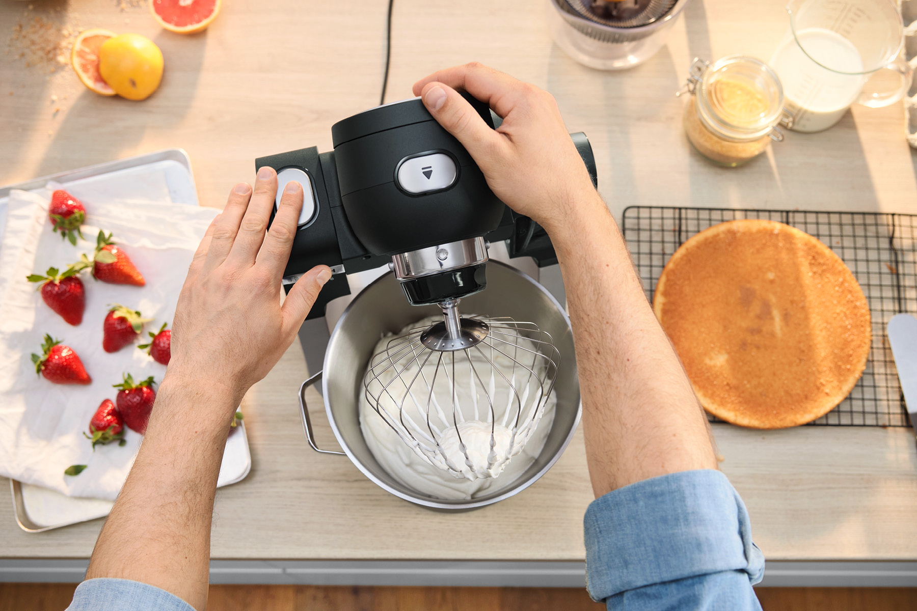 Éjecter et échangez d'accessoires avec une simple pression sur le robot patissier Bosch Serie 6