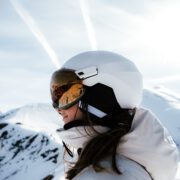 Photo d'une femme devant la montagne, équipée du casque PST500 de Decathlon