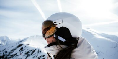 Photo d'une femme devant la montagne, équipée du casque PST500 de Decathlon