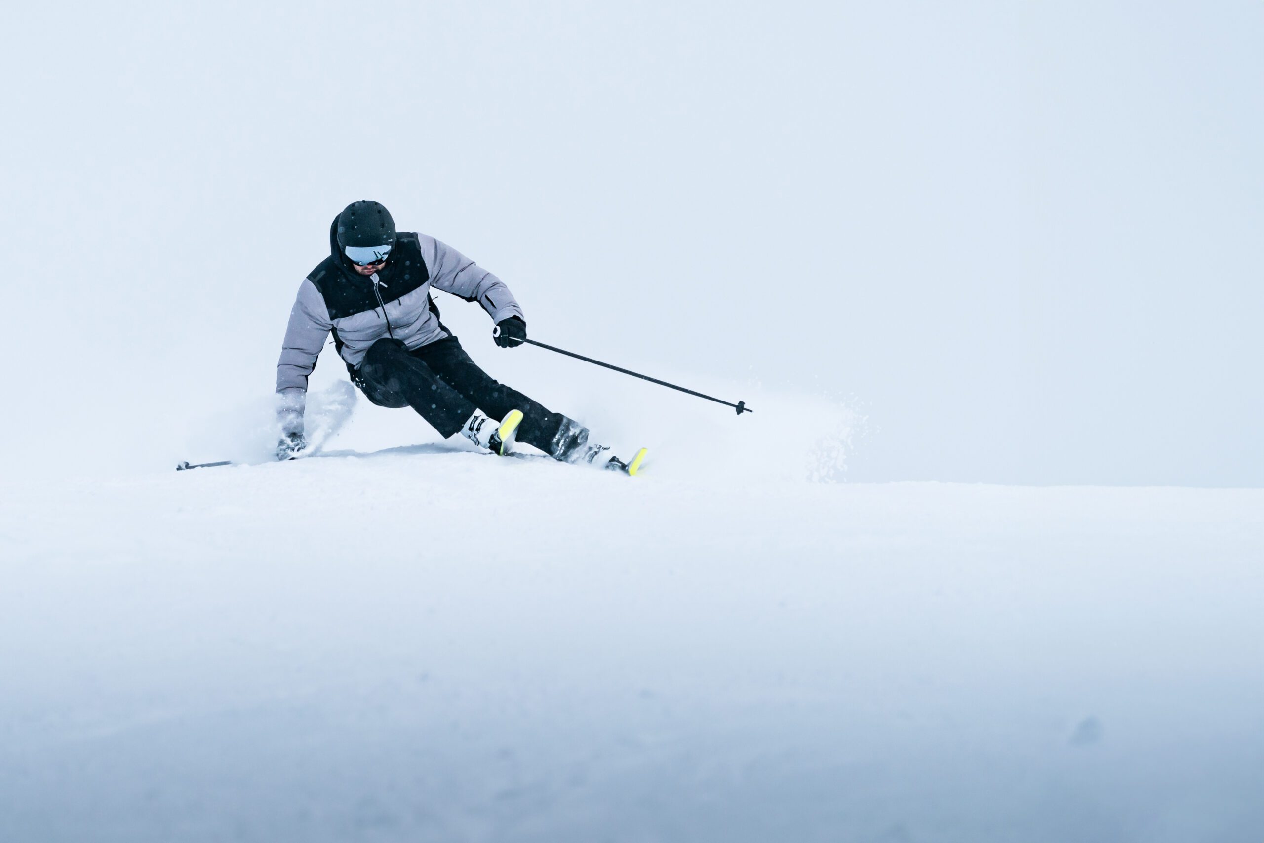 Skieur équipé de la doudoune warm 900