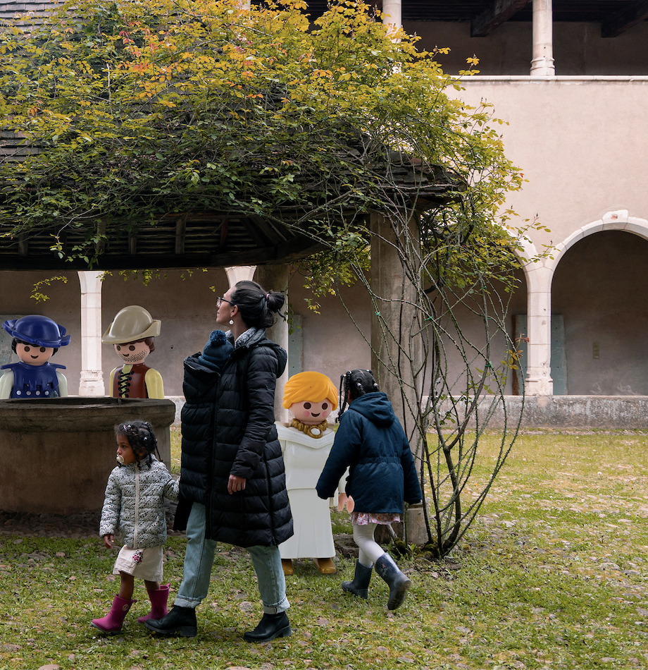 Famille dans l'enceinte du Monastère de Brou