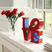 Table avec le coffret LOVE LEGO et Le bouquet de roses pour une Saint-Valentin avec Lego