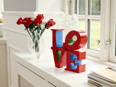 Table avec le coffret LOVE LEGO et Le bouquet de roses pour une Saint-Valentin avec Lego